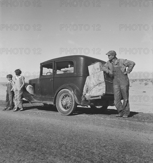 Oklahoma sharecropper entering California, 1937. Creator: Dorothea Lange.