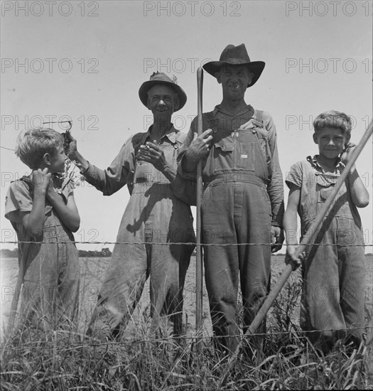 Cotton farmers near Oil City, Carter County, Oklahoma, 1937. Creator: Dorothea Lange.