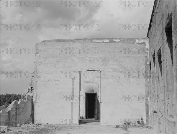 An abandoned lumber town, Fullerton, Louisiana, 1937. Creator: Dorothea Lange.