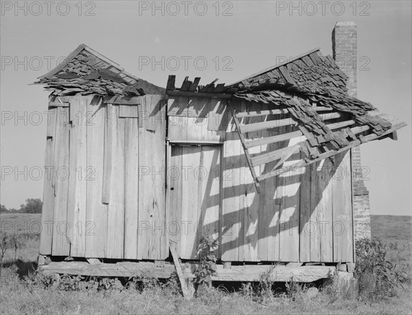 An abandoned tenant cabin of the Mississippi Delta, 1937. Creator: Dorothea Lange.