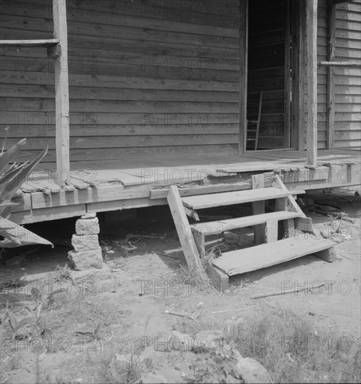 Home of a Greene County, Georgia, fieldhand, 1937. Creator: Dorothea Lange.