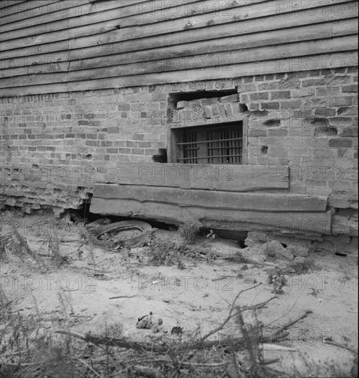 Decaying antebellum plantation house in Greene County, Georgia, 1937. Creator: Dorothea Lange.