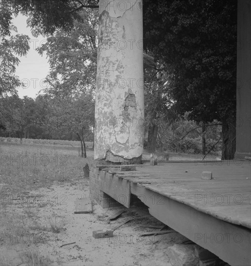 Decaying antebellum plantation, Greene County, Georgia, 1937. Creator: Dorothea Lange.