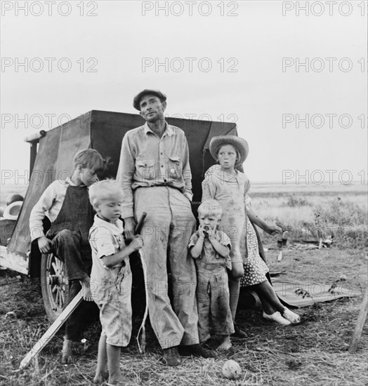 Old time professional migratory laborer camping on the outskirts of Perryton, Texas, 1938. Creator: Dorothea Lange.