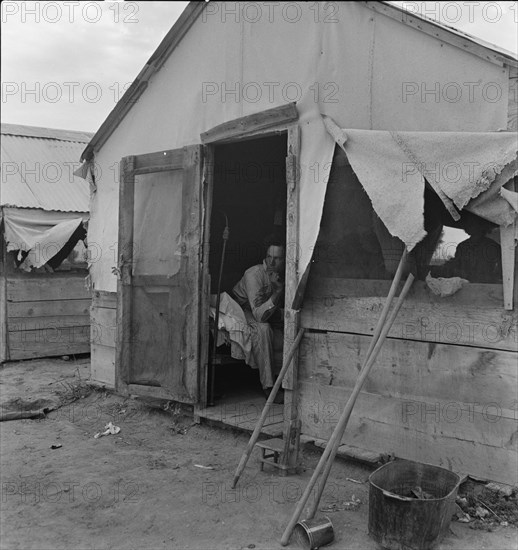 Refugee agricultural laborer on the roadside in Arizona, near the Casa Grande project, 1938. Creator: Dorothea Lange.