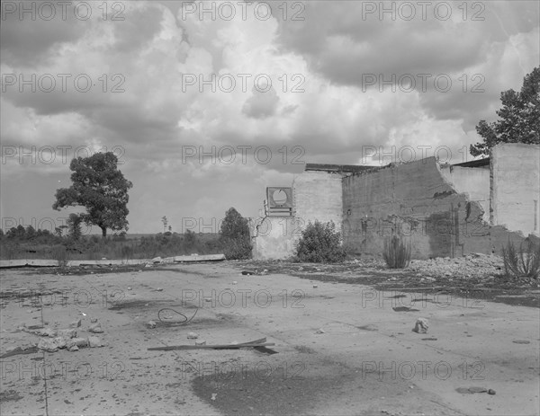 This was a bank at Fullerton, Louisiana, 1937. Creator: Dorothea Lange.