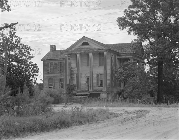 Antebellum plantation, Greene County, Georgia, 1937. Creator: Dorothea Lange.