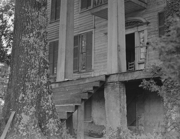 Antebellum plantation house in Greene County, Georgia, 1937. Creator: Dorothea Lange.