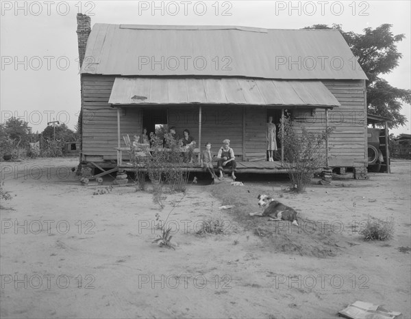 Landless family of cotton sharecroppers, Macon County, Georgia, 1937. Creator: Dorothea Lange.