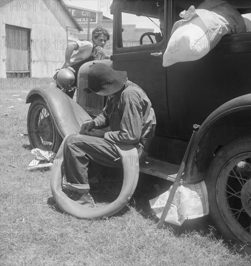 South Georgia tobacco sharecroppers, Douglas, Georgia, 1938. Creator: Dorothea Lange.