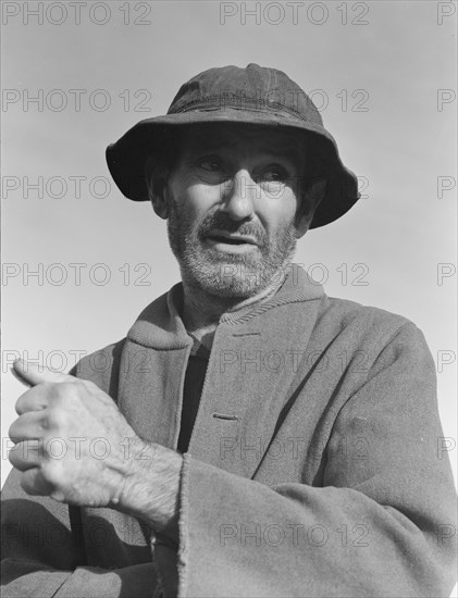 Cotton pickers from Webber Falls, Oklahoma in Firebaugh, California, 1938. Creator: Dorothea Lange.