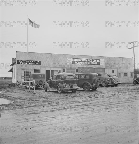 New large-scale cotton farming district, Buttonwillow, California, 1939. Creator: Dorothea Lange.