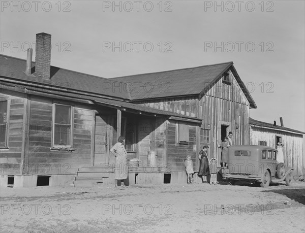 Cotton workers, outskirts of Firebaugh, west side of San Joaquin Valley, California, 1939. Creator: Dorothea Lange.