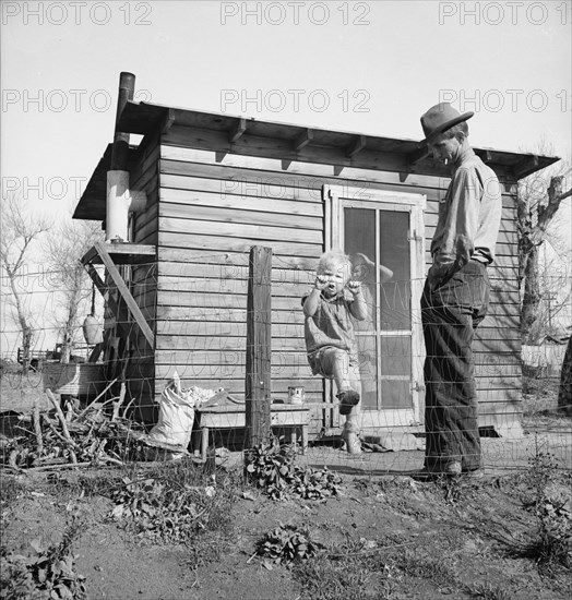 Madera County, family from near Dallas, Texas, 1939. Creator: Dorothea Lange.