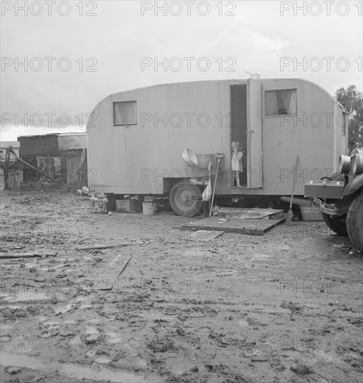 Orange packer of Sunkist oranges, self-built trailer, California, 1939. Creator: Dorothea Lange.