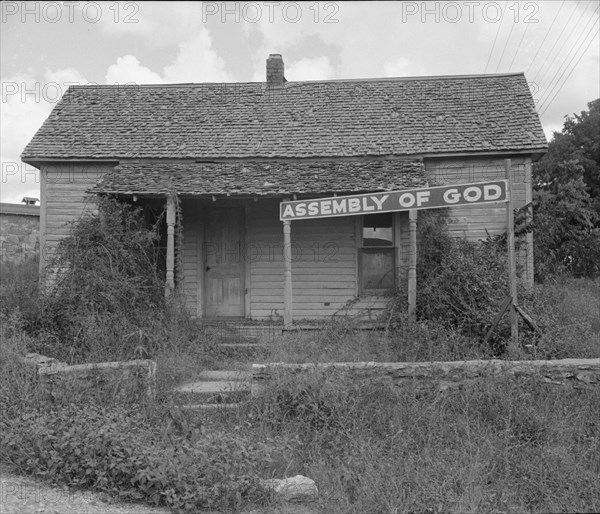 Migrants carry this sect to California, Northern Arkansas on U.S. 62, 1938. Creator: Dorothea Lange.