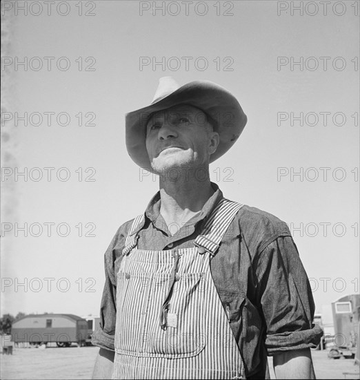 Nebraska farmer come to pick peas, near Calipatria, California, 1939. Creator: Dorothea Lange.