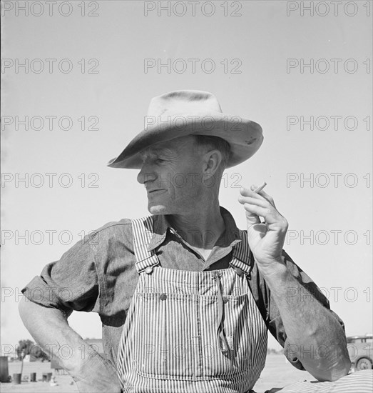 Nebraska farmer come to pick peas, near Calipatria, California, 1939. Creator: Dorothea Lange.