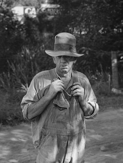 Migratory worker in auto camp, Yakima Valley, Washington, 1939. Creator: Dorothea Lange.