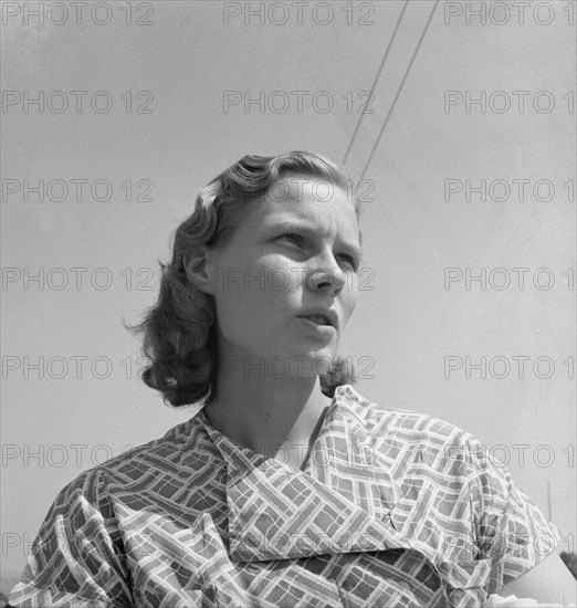 Young woman from a South Dakota farm where her family..., Merrill, Klamath County, Oregon, 1939. Creator: Dorothea Lange.