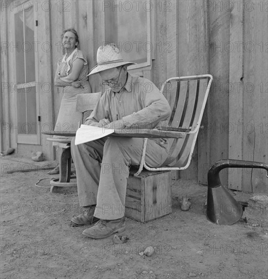 Oklahoma farmer, now living in Cow Hollow, is a FSA borrower, Malheur County, Oregon, 1939 Creator: Dorothea Lange.