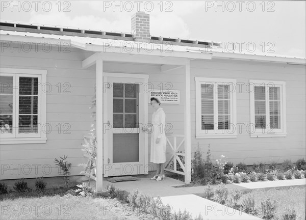 FSA camp for migratory agricultural workers, Farmersville, Tulare County, California, 1939 Creator: Dorothea Lange.