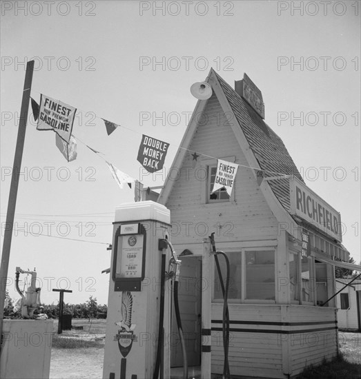 Between Tulare and Fresno on U.S. 99, 1939. Creator: Dorothea Lange.