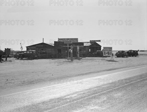 Between Tulare and Fresno, California, 1939. Creator: Dorothea Lange.