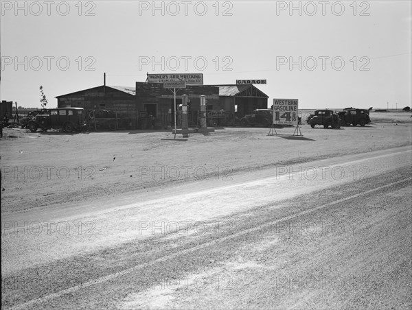 Between Tulare and Fresno, California, 1939. Creator: Dorothea Lange.