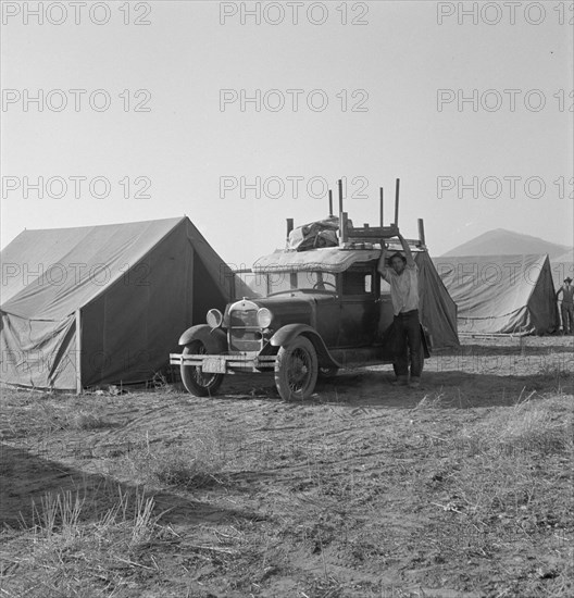 Migratory family, come to Klamath Basin for potato harvest..., Merrill, Klamath County, Oregon, 1939 Creator: Dorothea Lange.