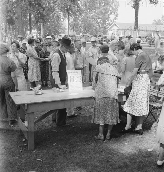 California Day, a picnic in town park on the Rogue River, Grants Pass, Oregon, 1939. Creator: Dorothea Lange.