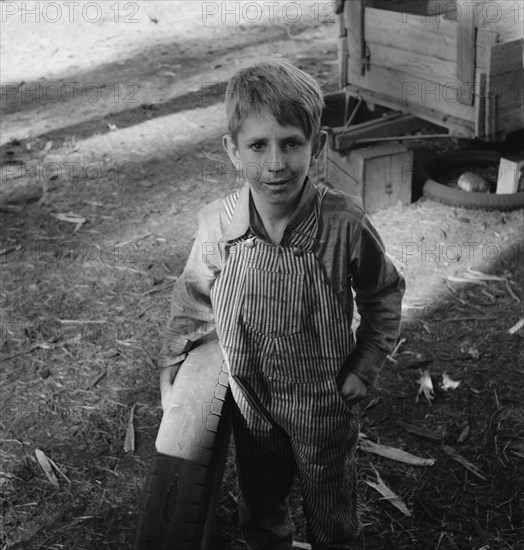 Bean picker's child, near West Stayton, Marion County, Oregon, 1939. Creator: Dorothea Lange.