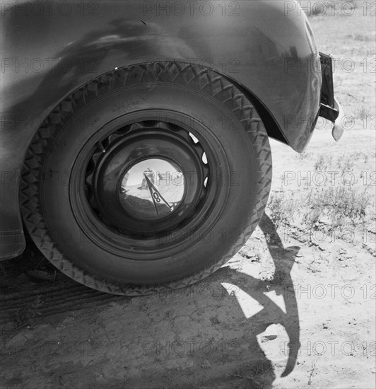 Possibly: Close-up view of abandoned dry land farmhouse in Columbia..., Washington, 1939. Creator: Dorothea Lange.