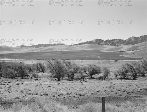 U.S. 99, on ridge over Tehachapi Mountains, 1939. Creator: Dorothea Lange.