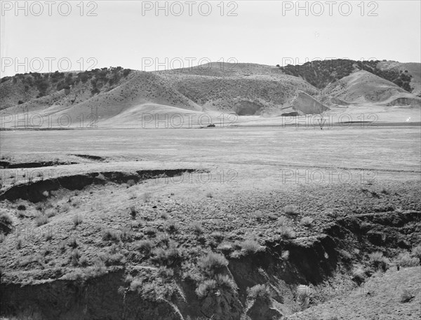 U.S. 99, on ridge over Tehachapi Mountains, 1939. Creator: Dorothea Lange.