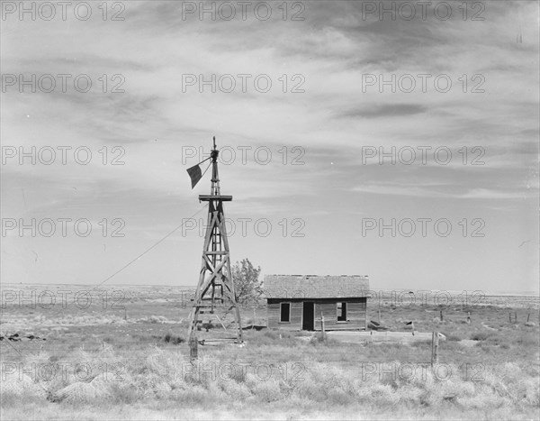 Deserted dryland farm in the Columbia Basin, south of Quincy, Grant County, Washington, 1939. Creator: Dorothea Lange.