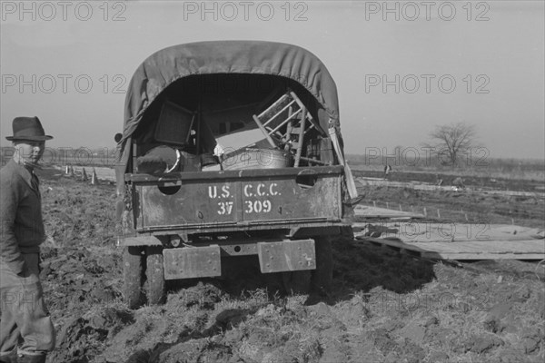 Unloading the household goods of a family who is being..., Forrest City, Arkansas, 1937. Creator: Walker Evans.