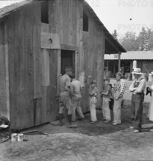 Part of the lineup at paymaster's window..., near Grants Pass, Josephine County, Oregon, 1939. Creator: Dorothea Lange.