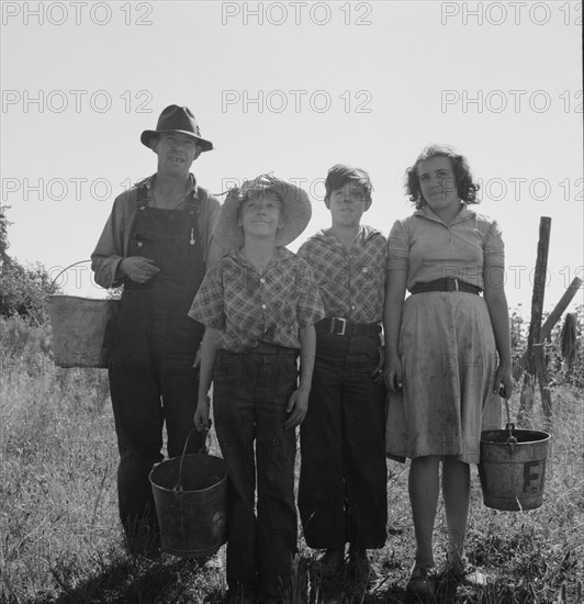 Father and children came from Albany..., near West Stayton, Marion county, Oregon, 1939. Creator: Dorothea Lange.