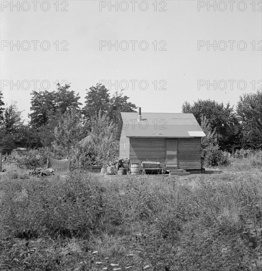 Another home recently self-built in one of several..., Washington, Yakima, Sumac Park, 1939. Creator: Dorothea Lange.