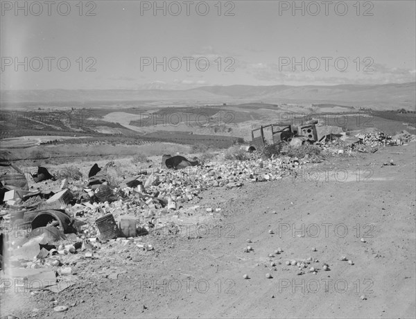 The valley below seen from advertised "lookout point.", Yakima Valley, Washington, 1939. Creator: Dorothea Lange.