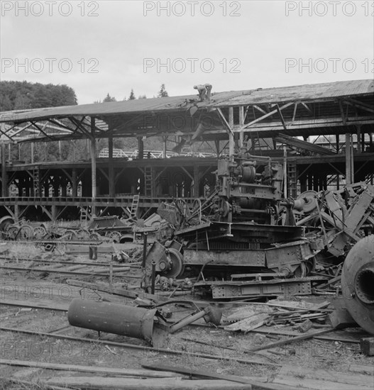 Dismantling the Mumby Lumber Mill after thirty five years operation. Malone, western Washington.