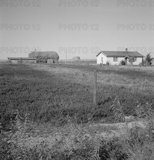 The Emmett Smith house, one of the best of the flat. Dead Ox Flat, Malheur County, Oregon.