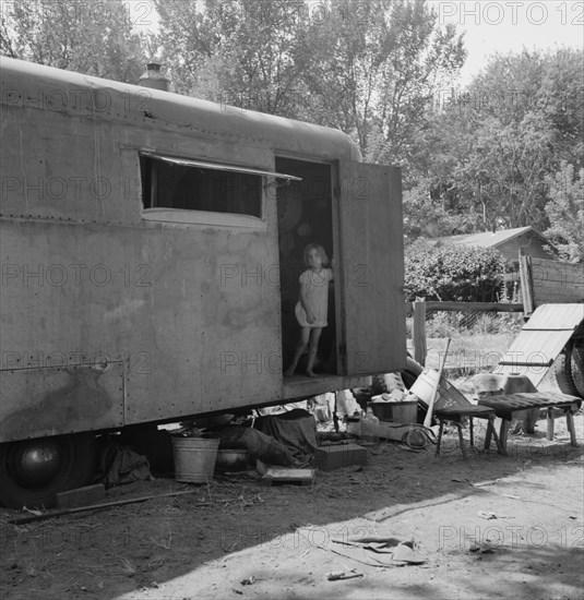 The house trailer and the youngest little girl. Washington, Yakima Valley, Toppenish.