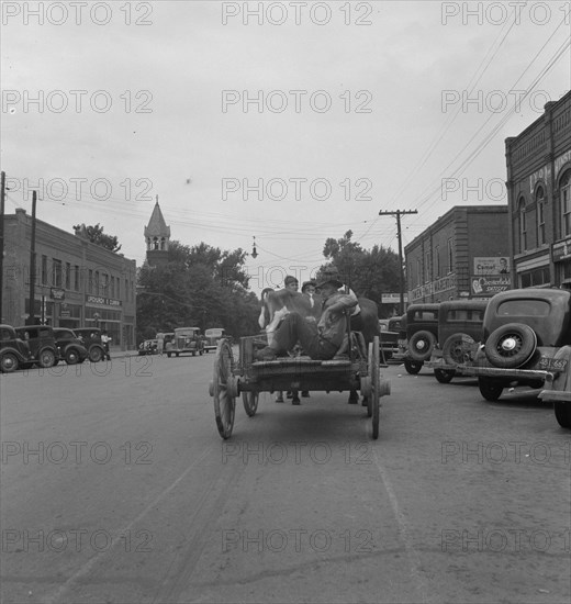 Oxford, North Carolina. Small agricultural center. Note...calf in a two horse wagon.