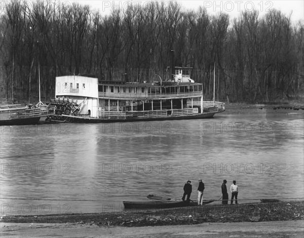 Ferry and river men. Vicksburg, Mississippi. [Charles J. Miller paddle steamer].