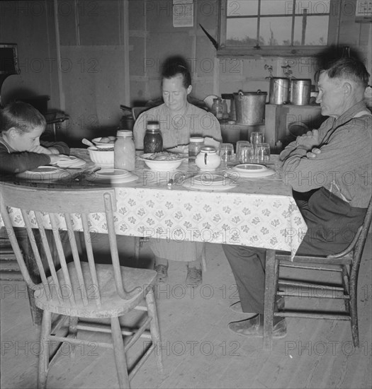 Mr. Wardlow says grace before dinner. Dead Ox Flat, Malheur County, Oregon.