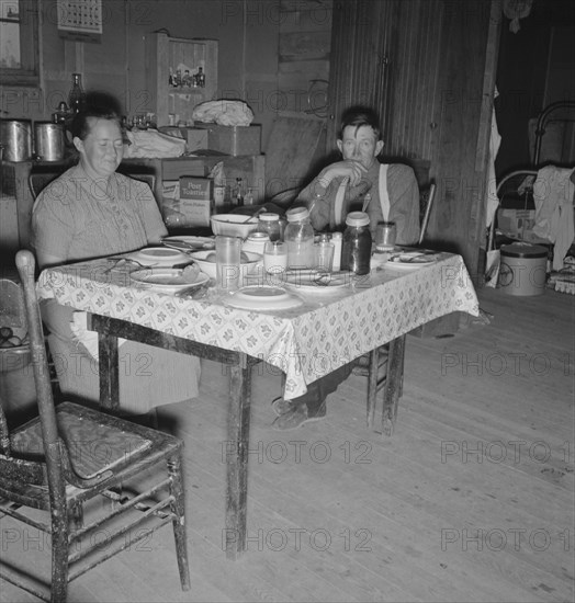 Mr. Wardlow says grace before dinner. Dead Ox Flat, Malheur County, Oregon.