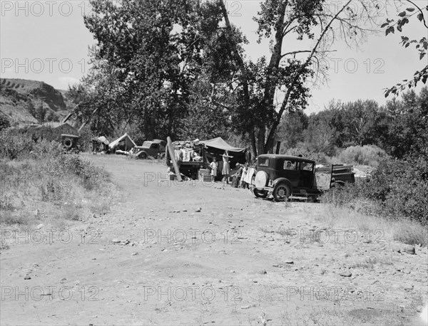 Three migratory families in "Ramblers Park." Washington, Yakima Valley.