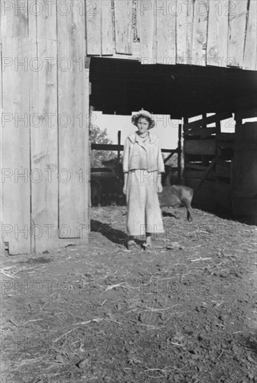 Dora Mae Tengle, sharecropper's daughter, Hale County, Alabama.